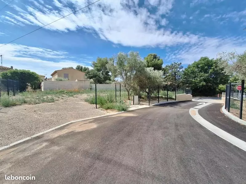 Terrain à bâtir, 400 m² - Eyguières (13430)