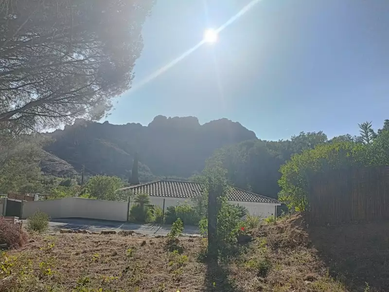 Terrain à bâtir, 710 m² - Roquebrune-sur-Argens (83520)