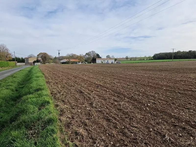 Terrain à bâtir, 1 000 m² - Chantemerle-sur-la-Soie (17380)