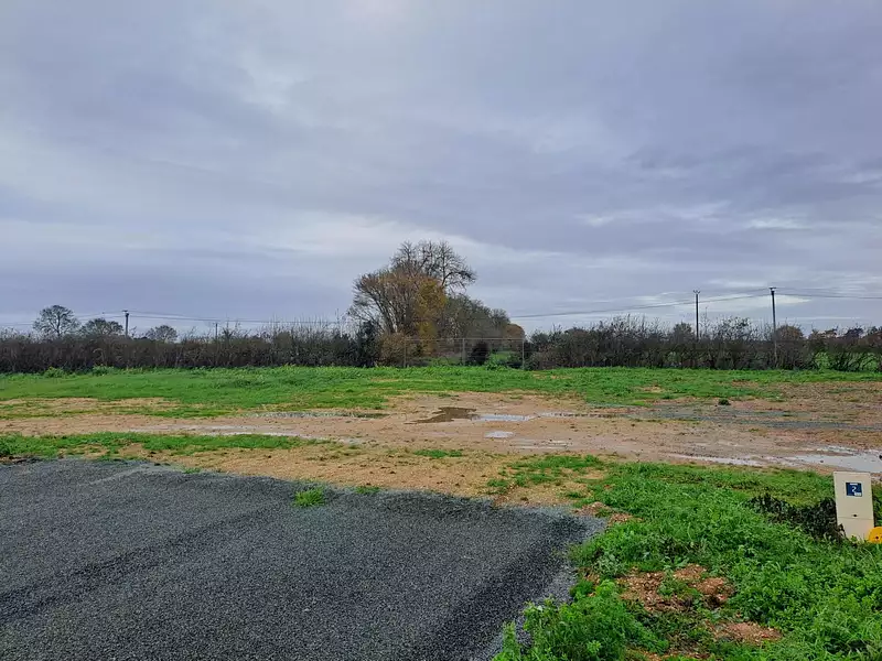 Terrain à bâtir, 589 m² - Feneu (49460)