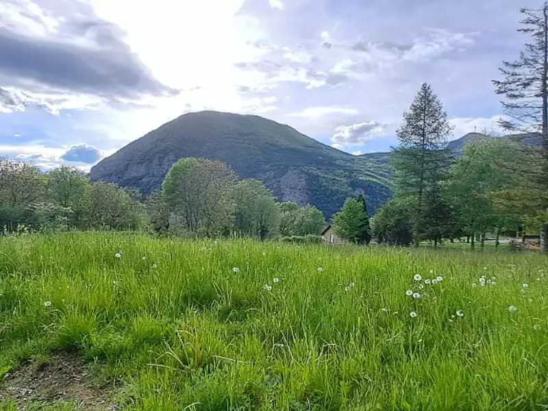 Terrain à bâtir, 684 m² - Saint-Etienne-le-Laus (05130)