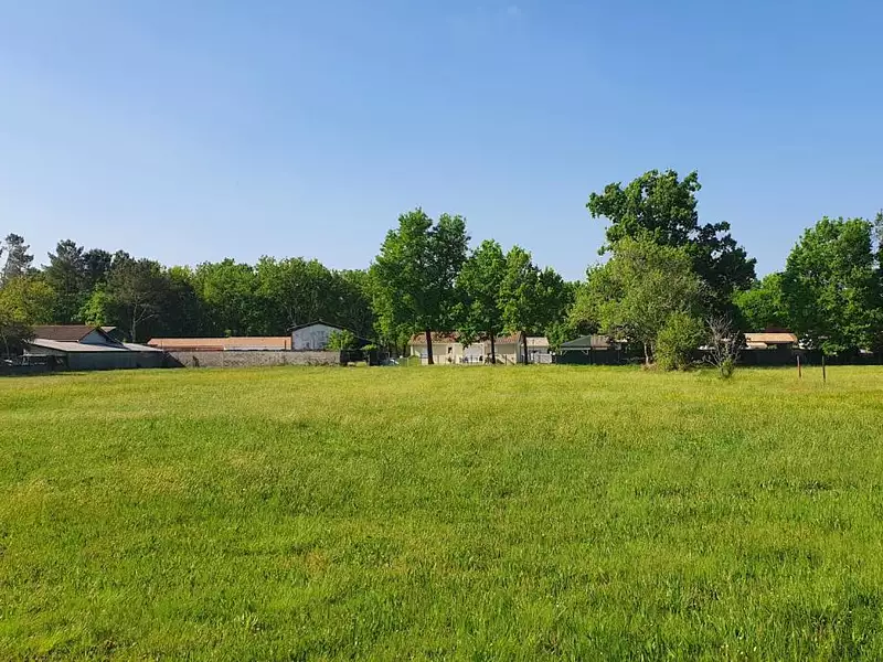 Terrain à bâtir, 605 m² - Saint-Christoly-de-Blaye (33920)