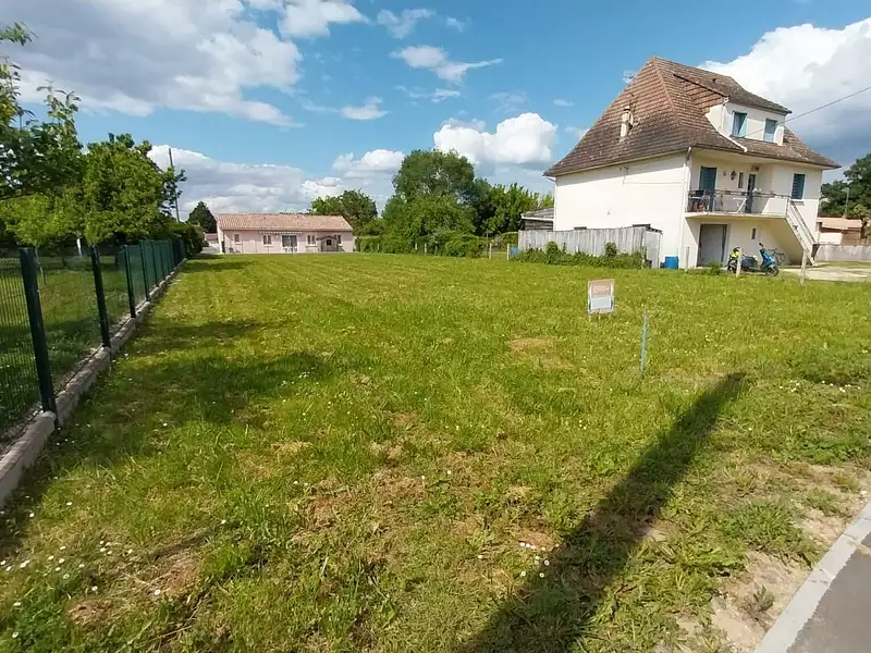 Terrain à bâtir, 400 m² - Montpon-Ménestérol (24700)