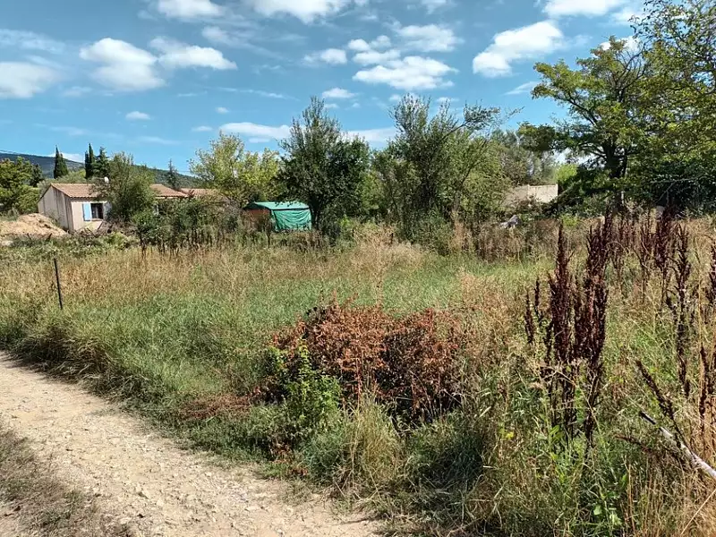 Terrain à bâtir, 711 m² - Saint-Martin-de-la-Brasque (84760)