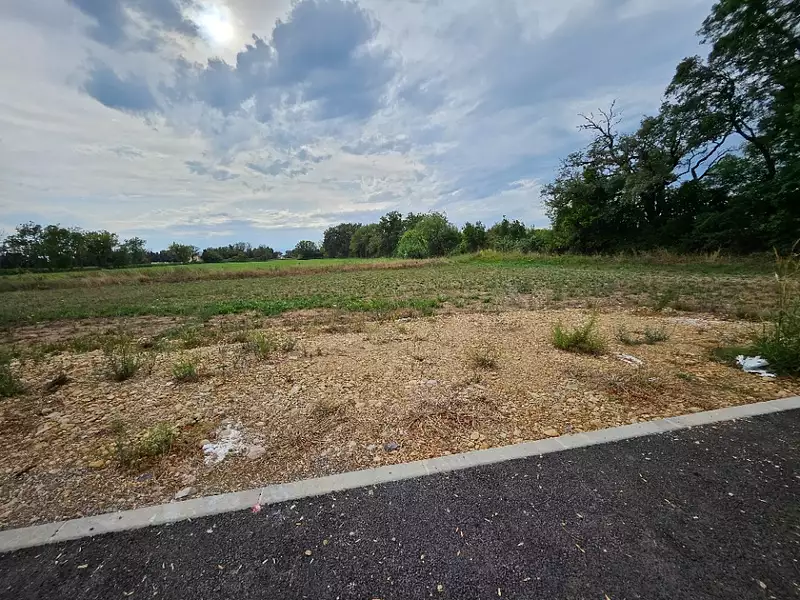 Terrain à bâtir, 780 m² - Saint-Martin-de-Crau (13310)