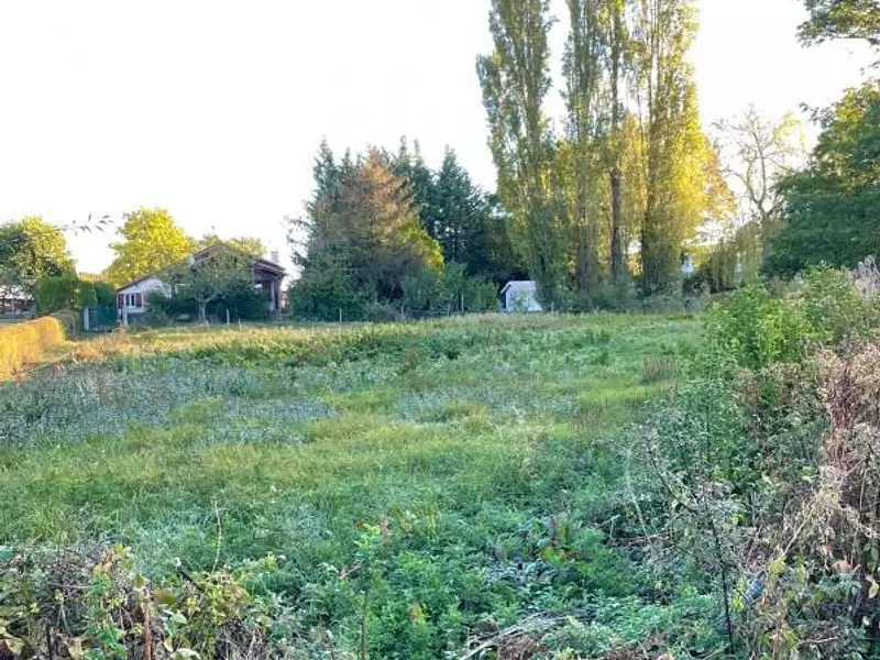 Terrain à bâtir, 1 400 m² - Azé (71260)
