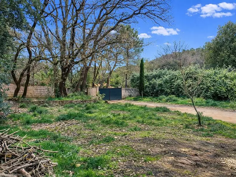 Terrain à bâtir, 400 m² - La Roquebrussanne (83136)