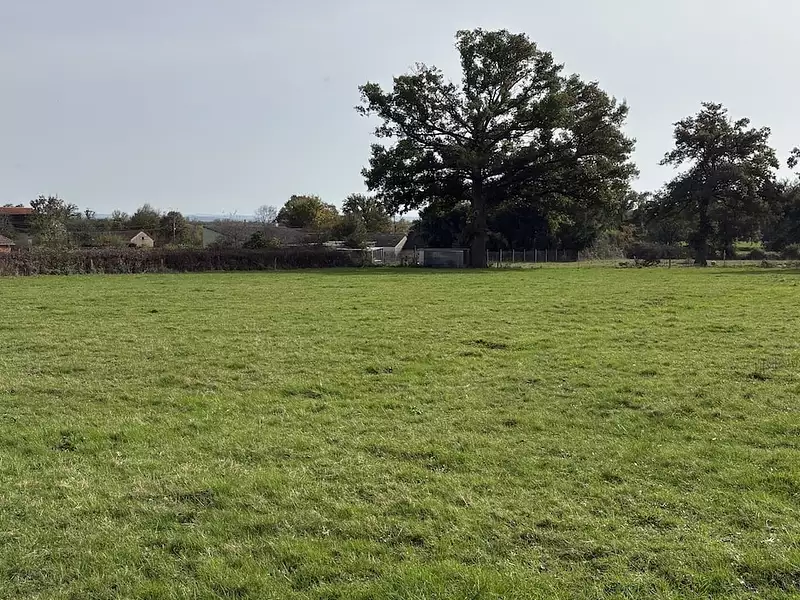 Terrain à bâtir, 1 980 m² - Chassenard (03510)