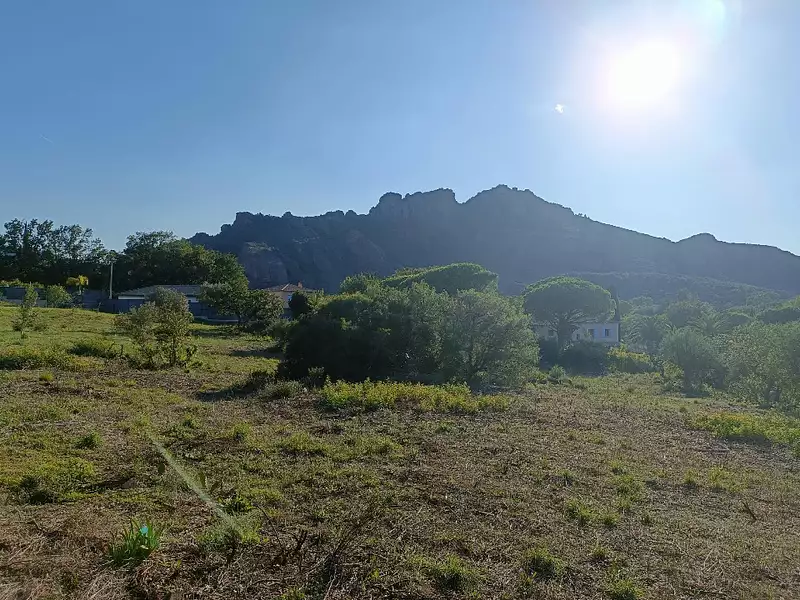 Terrain à bâtir, 750 m² - Roquebrune-sur-Argens (83520)