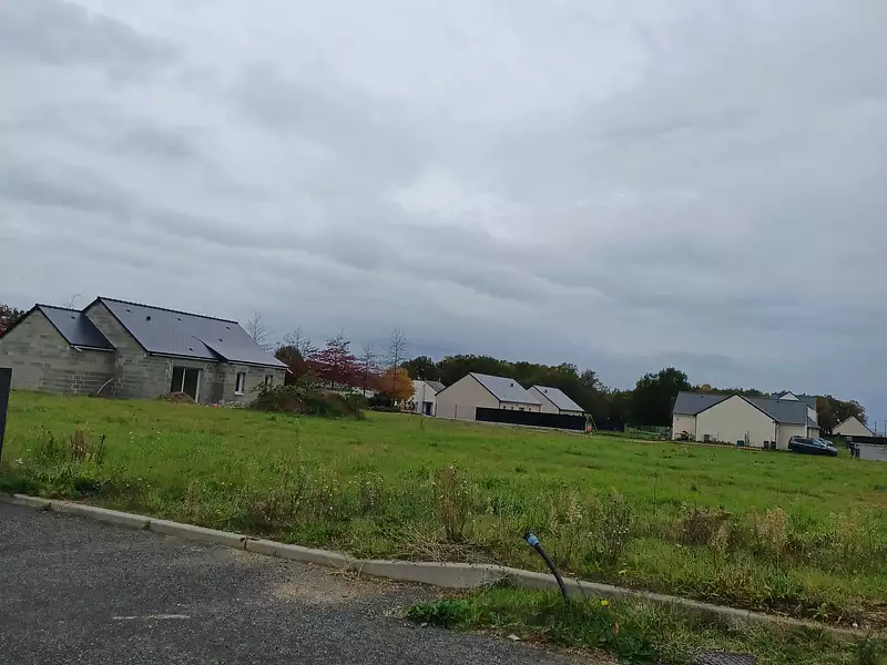 Terrain à bâtir, 800 m² - Allonnes (49650)
