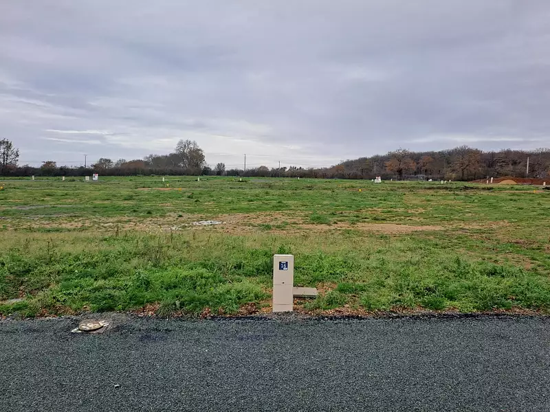 Terrain à bâtir, 435 m² - Feneu (49460)