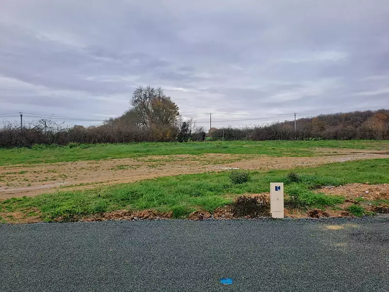 Terrain à bâtir, 560 m² - Feneu (49460)