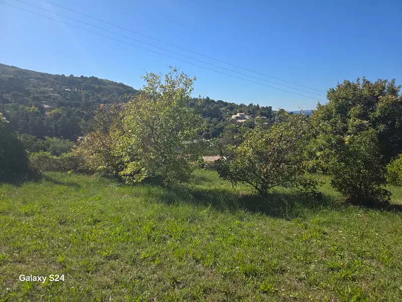 Terrain à bâtir, 900 m² - Apt (84400)