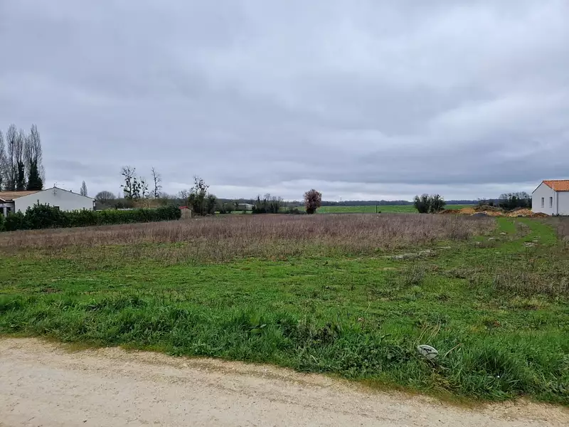 Terrain à bâtir, 935 m² - Pons (17800)