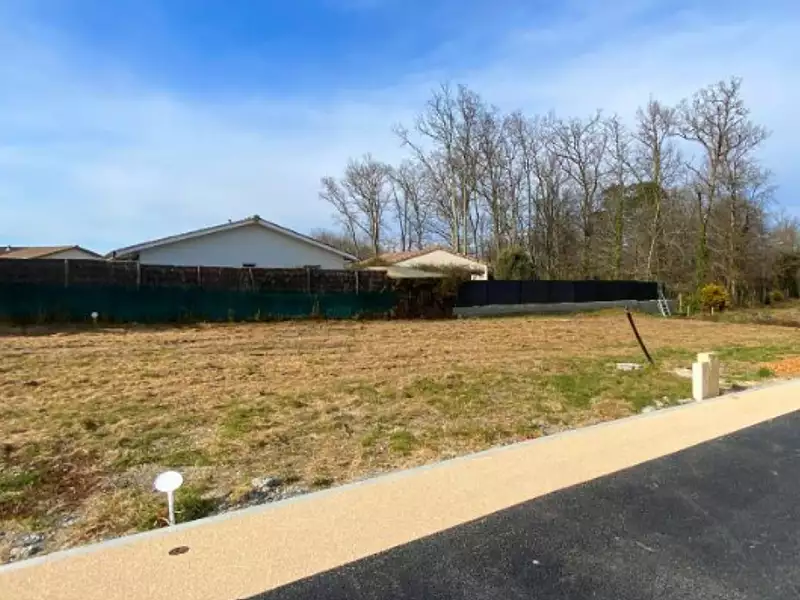 Terrain à bâtir, 582 m² - Madirac (33670)