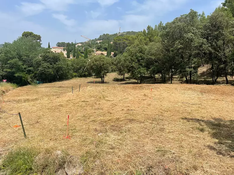 Terrain à bâtir, 800 m² - Taradeau (83460)