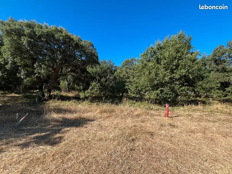 Terrain à bâtir, 652 m² - Les Mayons (83340)